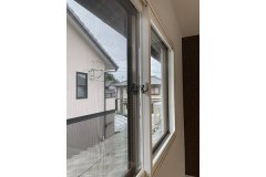 断熱対策で重要なのは窓！外気に接する全ての窓を真空構造のペアガラスに交換、または内窓を設置することで、断熱性能を向上。1年を通して室内温度が格段に快適になったのと同時に、防音効果で外の音も気にならなくなった。