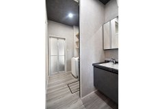 キッチンから一直線につながる洗面・脱衣室・浴室は元の間取りを生かしてデザインを一新。