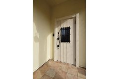 玄関ドアは外観に合わせて変更。荷物を持っていても施錠しやすいタッチキーを採用。