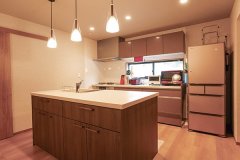 アイランドキッチンと背面収納は、それぞれ異なる素材感にすることで奥行きを演出。