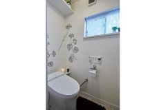 壁紙には植物モチーフのあしらいをデザインして、ナチュラルなトイレ空間に。