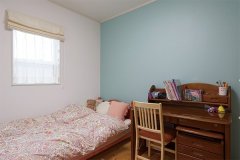 子ども部屋はそれぞれ好きな色のアクセントクロスで自分らしい空間に。