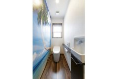 トロピカルな壁紙で彩ったトイレは、常夏気分を味わえる。