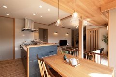 キッチンは北側の奥まった位置から南に面した位置に間取り変更し、視線が抜けて開放感のある対面式に。