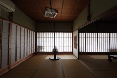 日本家屋の造りを大切に、障子は和紙の風合いをもち、手入れも楽な強化障子紙に張り替え。和モダンな雰囲気が生まれた。