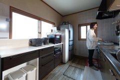 キッチンは冷凍庫がきっちり収まる配置にして、使い勝手よく一新。天板はメラミン素材、収納部はホーローでお手入れがしやすい。
