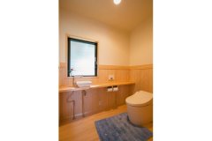 自然素材を用いた腰板など、トイレも木の香る空間に。将来、介助もしやすいように広さを重視