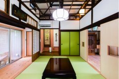 琉球畳、床の間のべんがら色、壁の漆喰が絶妙な調和を魅せる和室