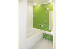バスルームはグリーン！洗面室のイエローととても相性が良い