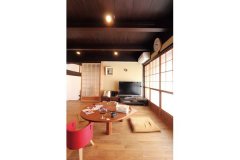 昭和初期に高梁市から移築された建物のため、天井は高梁市の特産物として有名なベンガラで塗装。床は無垢のフローリングに張替え。広縁からやさしい光が差し込む、ちゃぶ台が似合う空間に